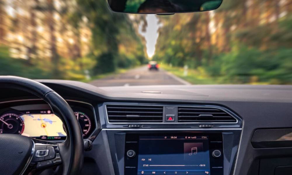 Tanda AC mobil harus segera diservis dimulai dari udara yang tidak terasa dingin, munculnya bau apek, hingga suara berisik dari arah dasbor. Simak selengkapnya disini.